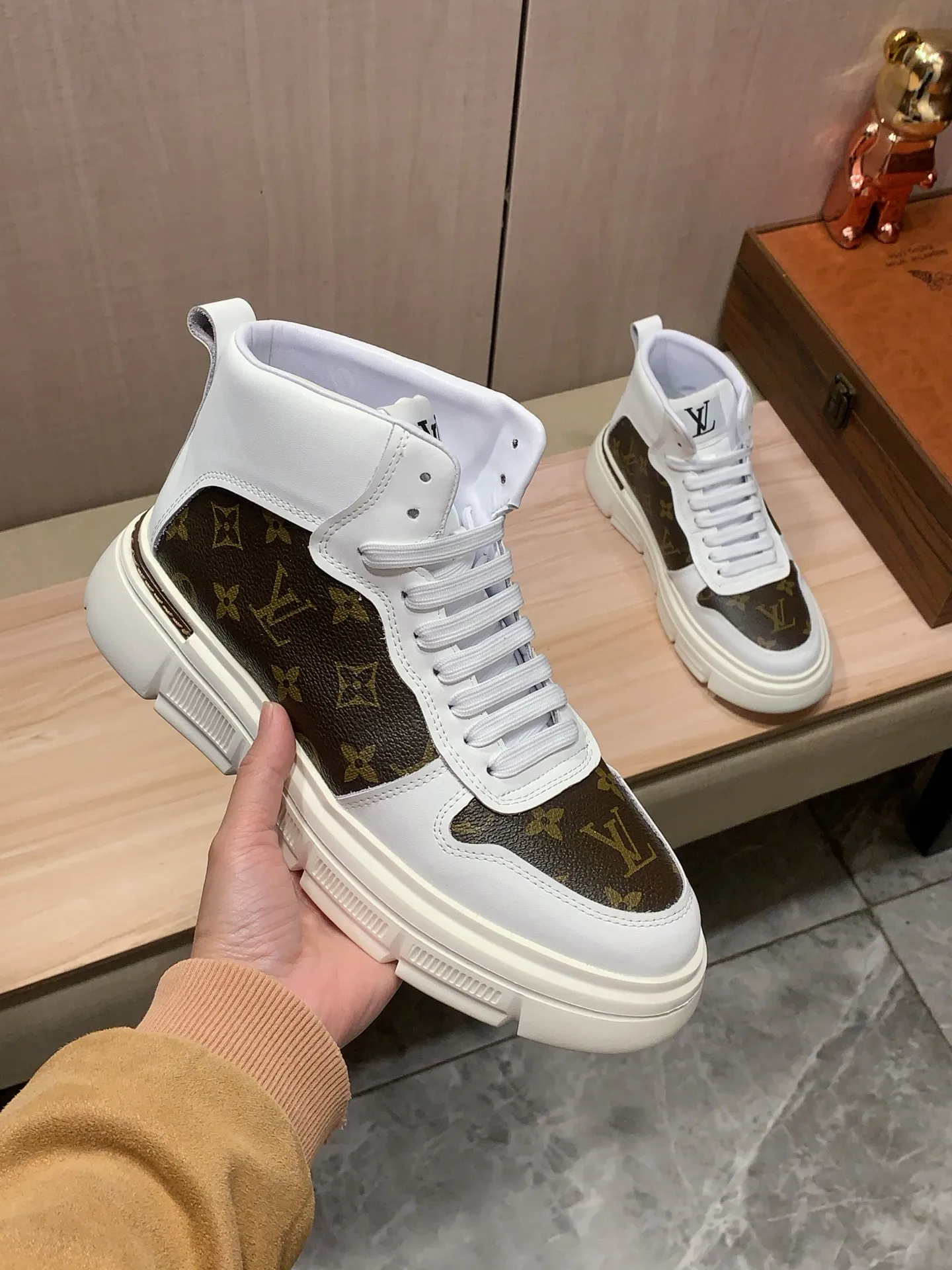 High-top men's shoes 💰442💰💰🎩🎩[Lightning][Lightning] "Lv*" The latest • popular casual shoes, top brand [Seduce] luxury~purchase, top~quality. [Strong] The upper is made of imported breathable cowhide with material ➕ breathable sheepskin feet (•) and fine workmanship. The original stylish and stylish soft rubber wear-resistant and non-slip outsole is light and comfortable on the feet. The real thing looks better when photographed. 122: code: 38-44, 2️⃣ colors selected